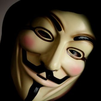 Mann mit Vendetta-Maske